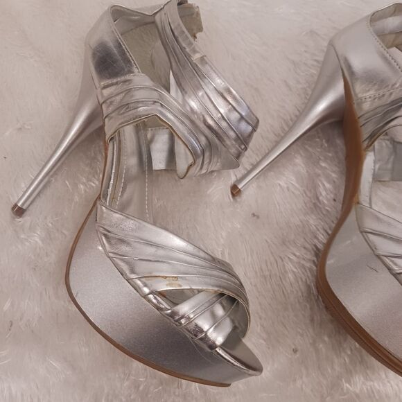 Ann Michelle hustler silver heels size 8.5 - Picture 6 of 9